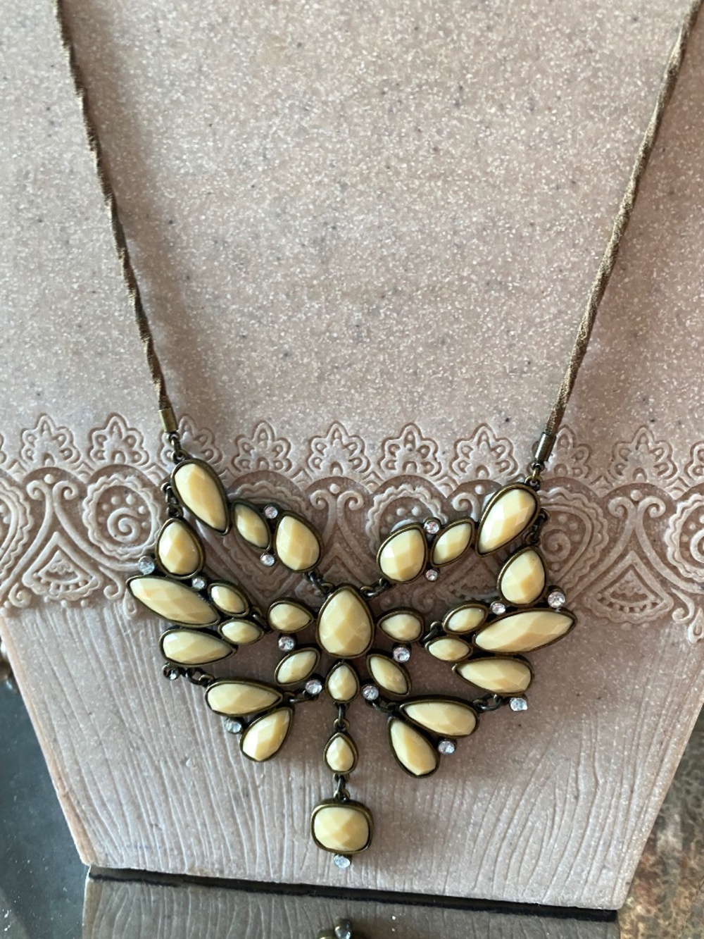 VINTAGE NECKLACE AVON